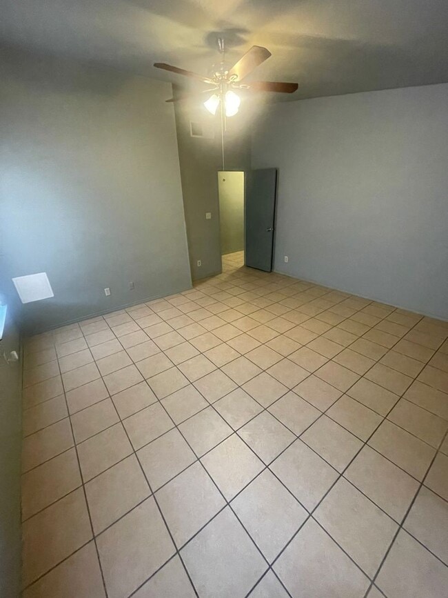 Building Photo - Charming 3 Bedroom/2 Bathroom Home Off Roa...