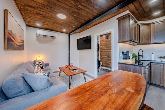 Building Photo - 736 W Rider Dr