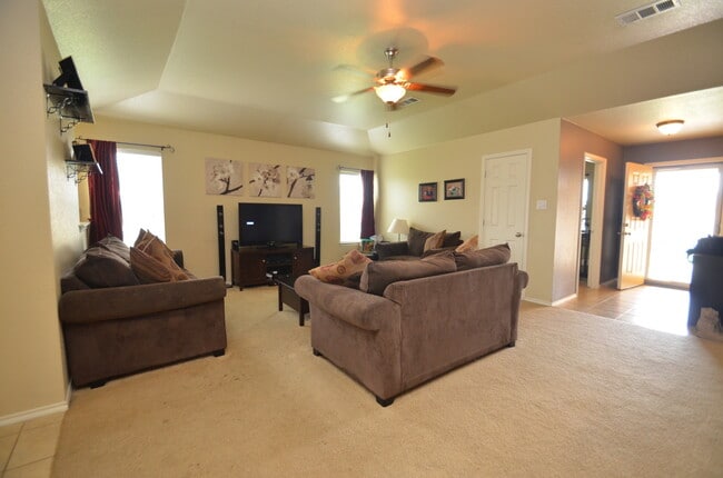 Building Photo - Gorgeous 3 bedroom 2 bath home in desired ...