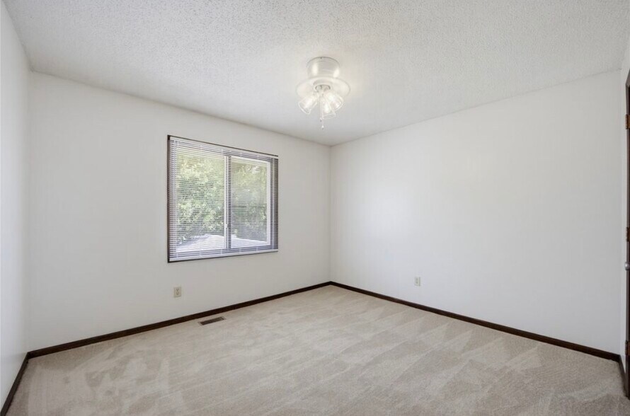 Building Photo - 1003 Lyndale Dr