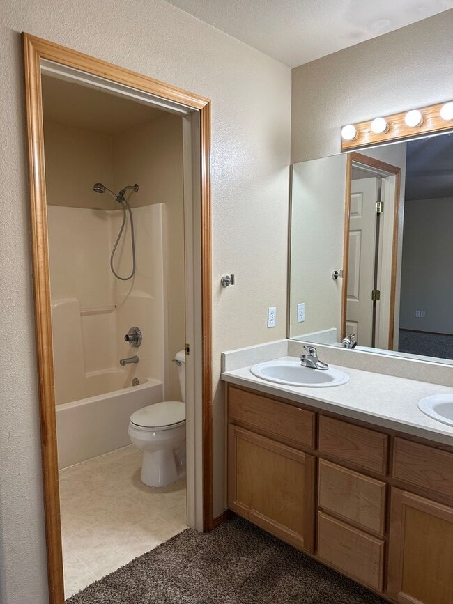 Building Photo - Ranch Style Home in NE Bend!  Fenced in backyard!