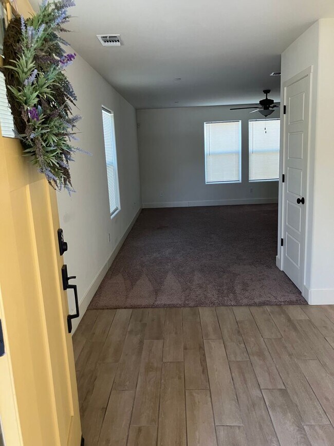 Building Photo - 5 bedroom 3 1/2 bath house in gated commun...