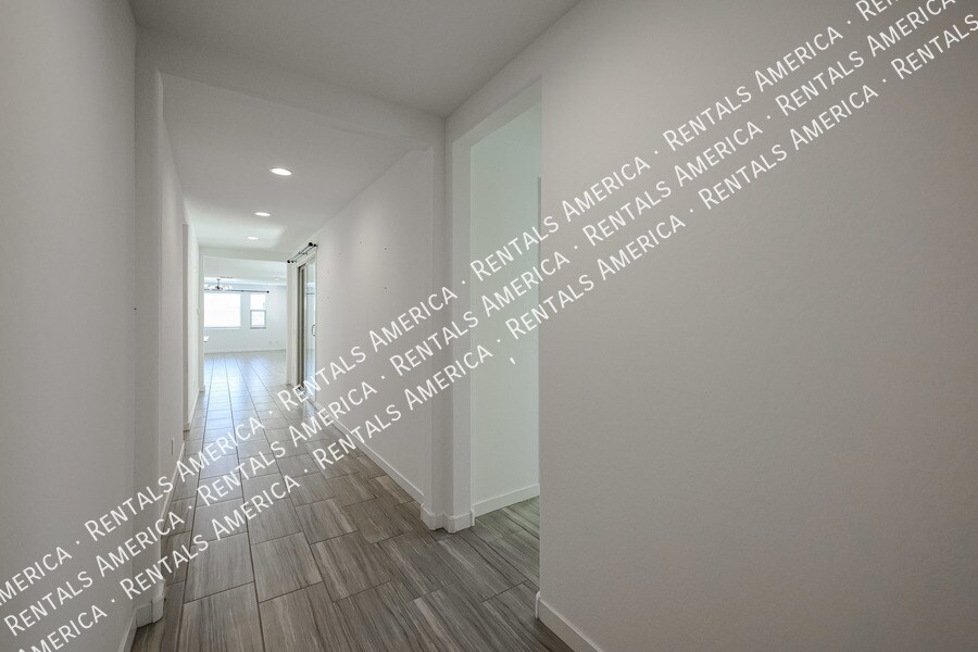 Building Photo - 12380 W Wagon Wheel Dr