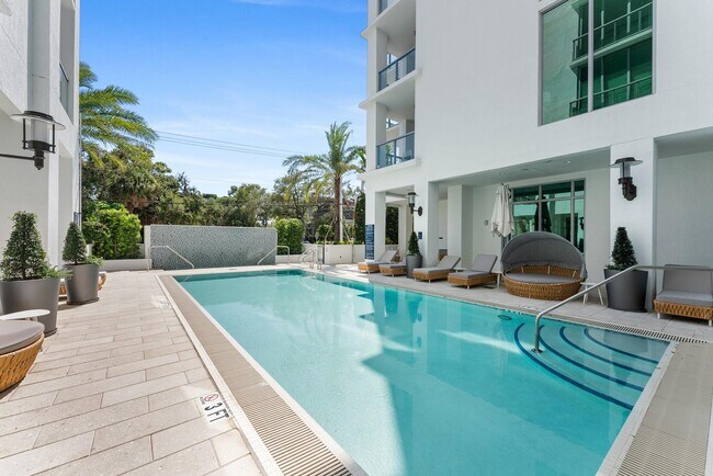 Building Photo - 485 E Royal Palm Rd