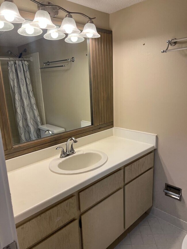 Building Photo - Unfurnished First Floor 3BR Condo in Sea Pines, Near Harbour Town!