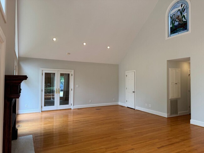 Building Photo - Four Bedroom Lake House in Denver