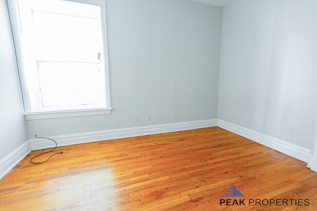 Building Photo - 1104 N Oakley Blvd