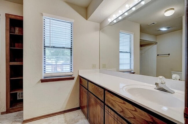 Building Photo - Beautiful Two-Story 3bed/3bath Townhome Available in Westside Norman!!