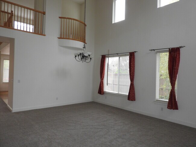 Building Photo - Fabulous Serrano Home