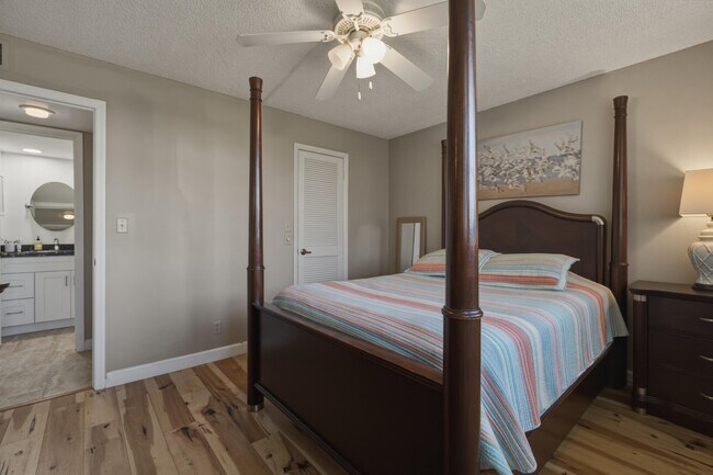Building Photo - 9420 S Hollybrook Lake Dr