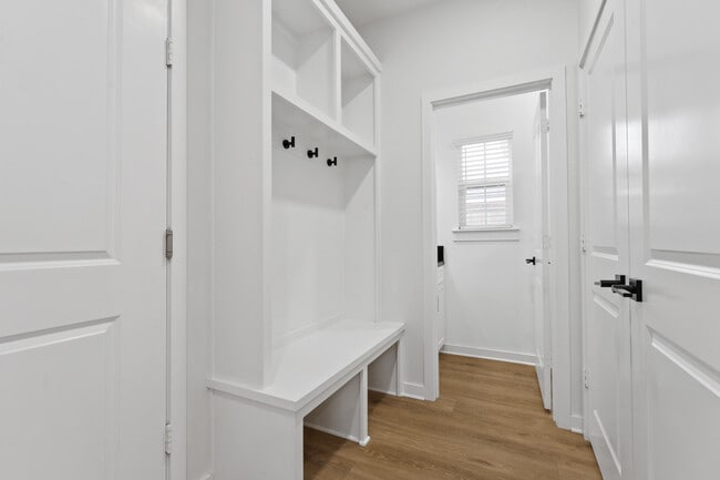 Building Photo - 10928 Norwich Ave