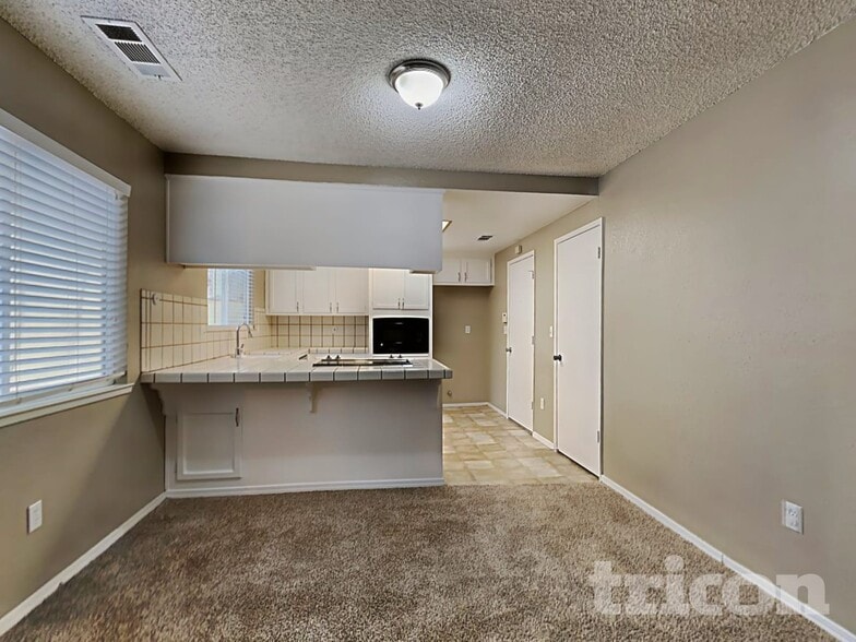 Building Photo - 3400 Suffolk Dr