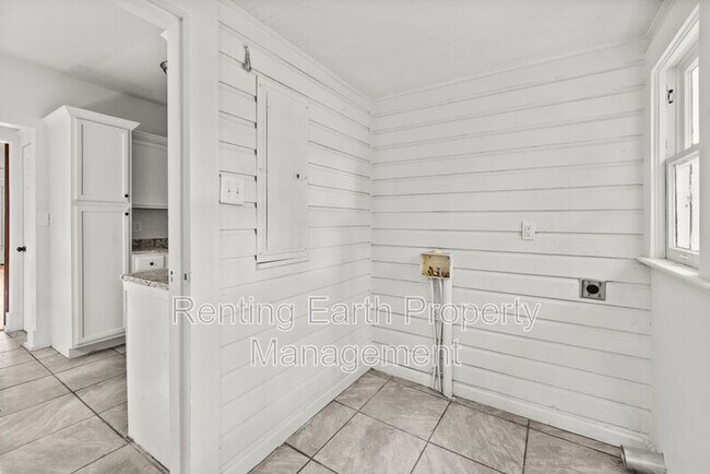 Building Photo - 1705 Steiner Ave SW