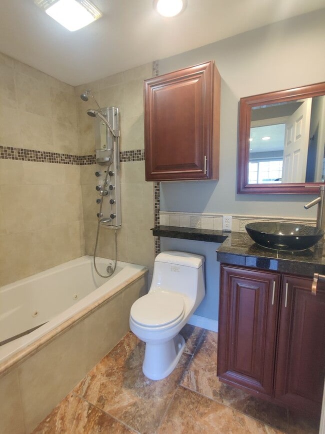 Building Photo - Updated Condo in West Richland