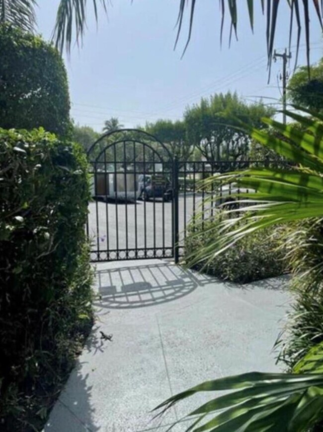 Building Photo - 1975 SE 3rd St