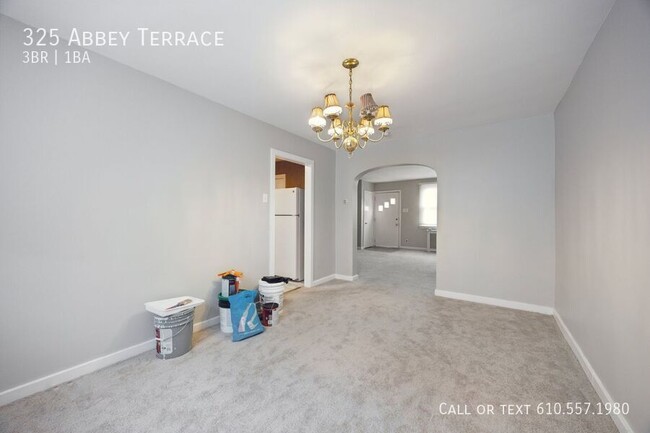 Building Photo - 325 Abbey Terrace
