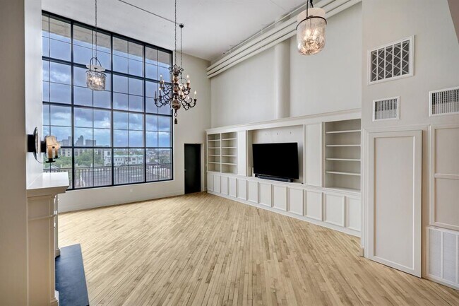 Building Photo - 1025 S Shepherd Dr
