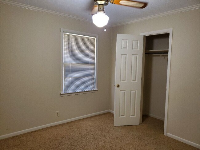 Building Photo - Cozy Home