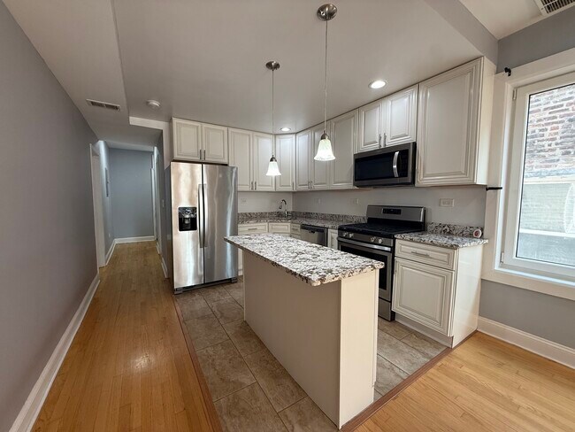 Building Photo - 2449 N Ridgeway Ave