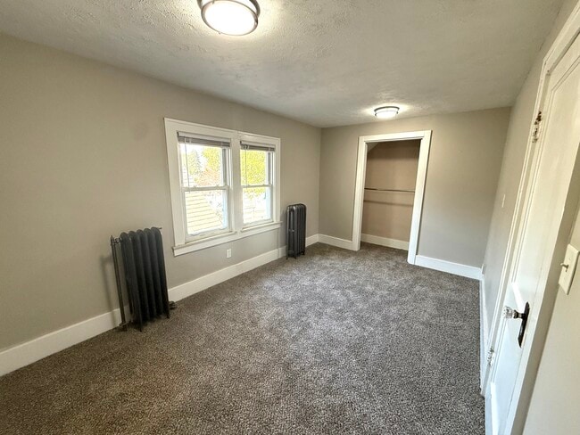 Building Photo - 922 Maple St