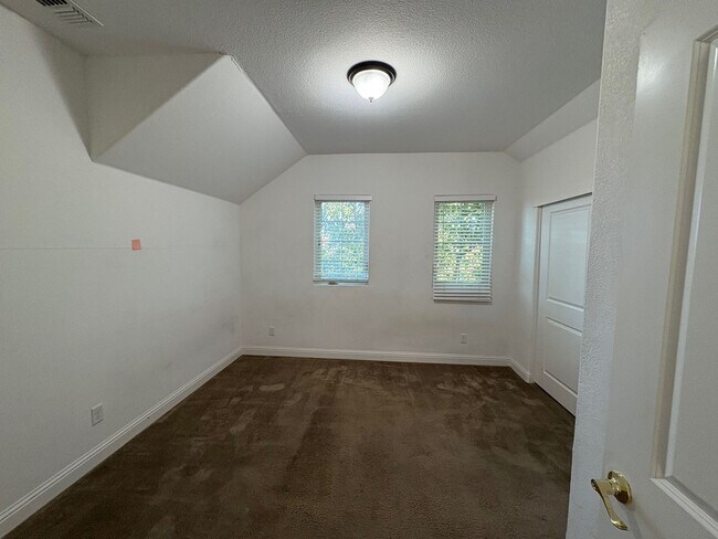 Building Photo - Large 5 bedroom home with loft.  Featuring 2 primary bedrooms