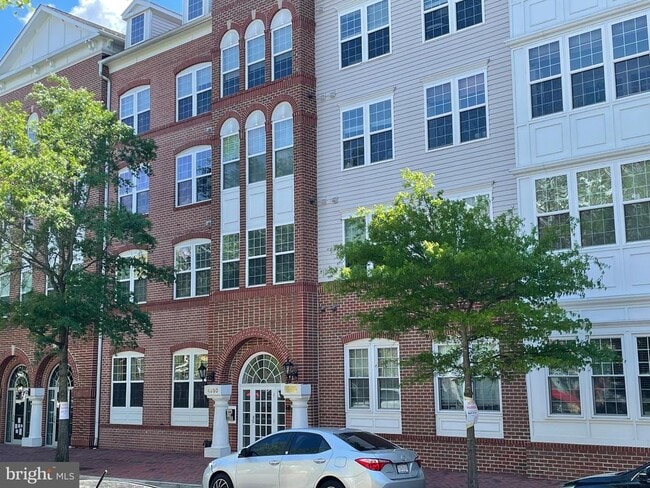 Building Photo - 4950 Brenman Park Dr