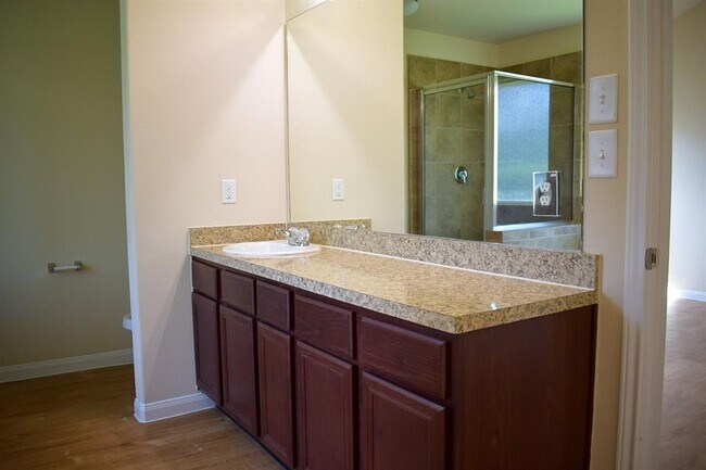 Building Photo - 13421 Raintree Dr