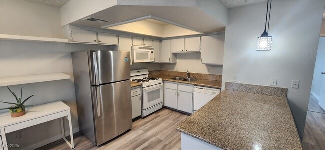 Building Photo - 825 Rock Springs Dr