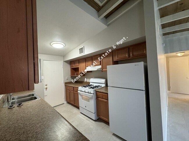 Building Photo - 1 Bedroom 1 bath with private yard! Water,...