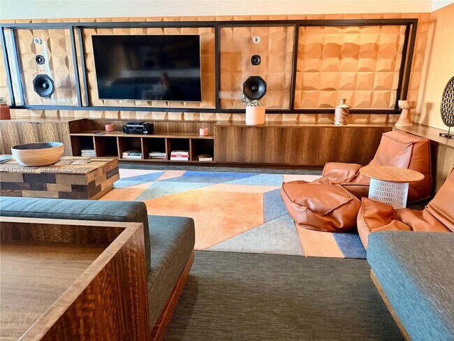 Building Photo - 121 NE 34th St