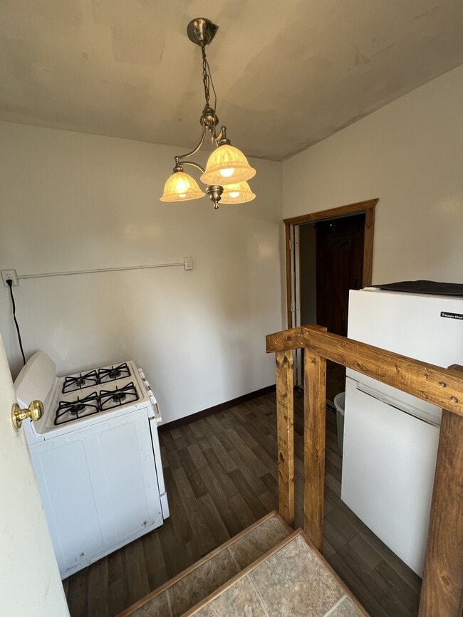 Building Photo - 608 4th Ave