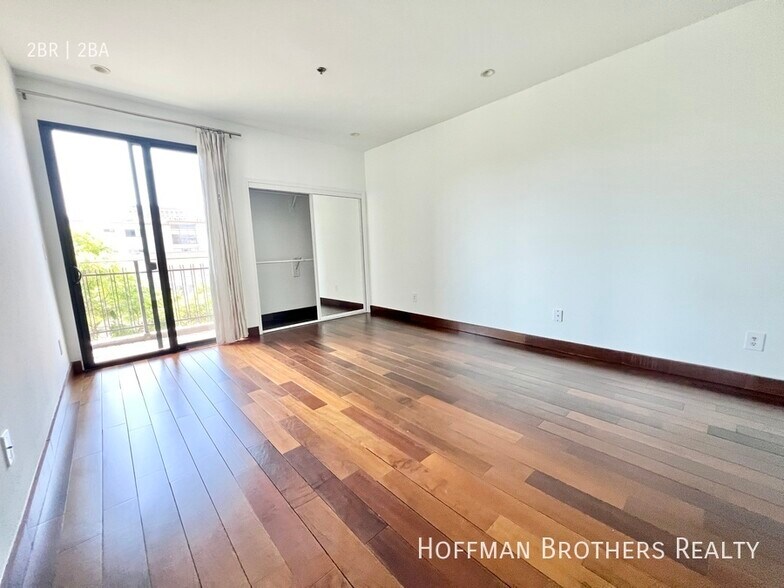 Building Photo - 8813 Burton Way