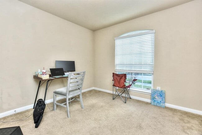 Building Photo - 404 Craters of the Moon Blvd