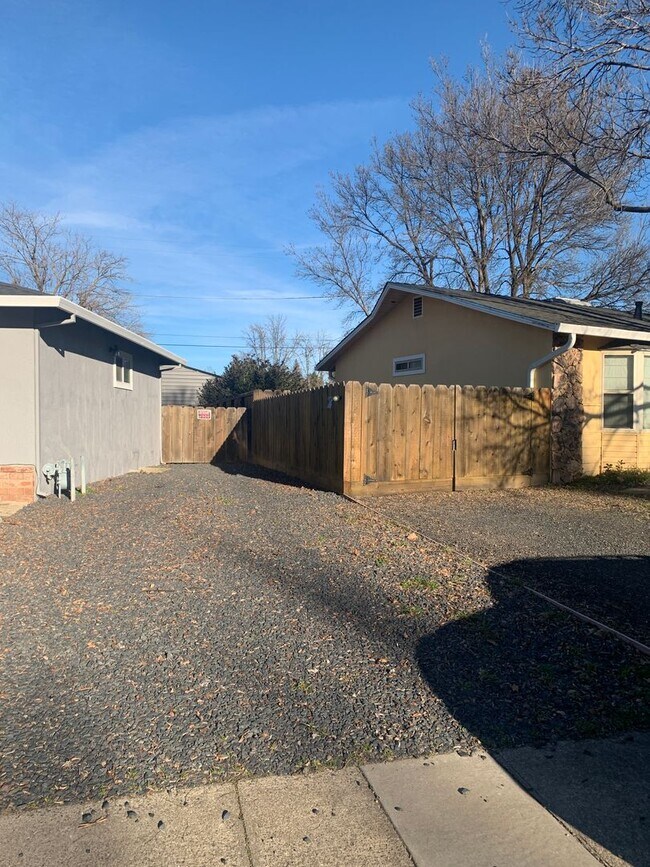Building Photo - 3 Bedroom, 2 bath home in Chico, Just off the Esplanade, Excellent Location, Large Backyard