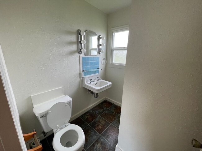 Building Photo - Cute 2-Bedroom, 1-Bath Home with Shed