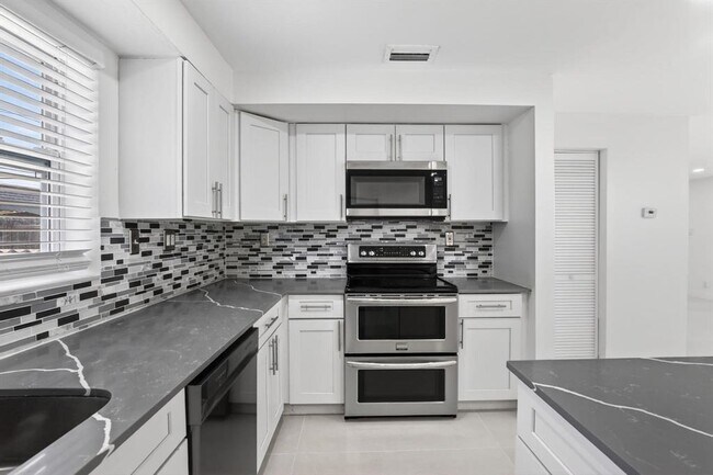 Building Photo - 2630 SW 49th Ct