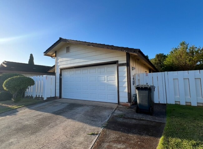 Building Photo - Single Level 3 bedroom / 2 bath house with a 2 car garage in Waipio **First Showing on Wednesday,...