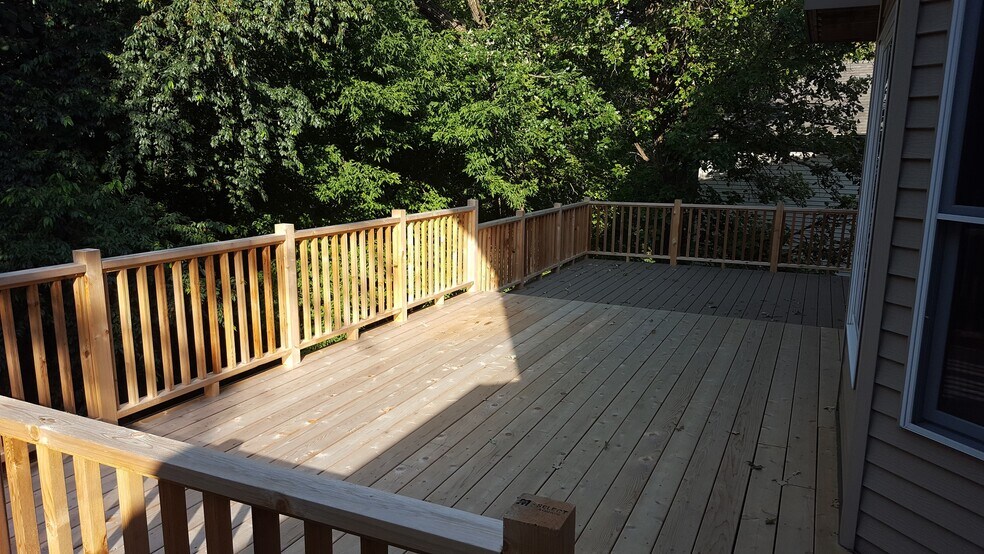 Deck - 2007 Glendale Hills Dr NE