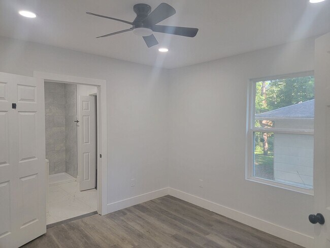 Building Photo - 2921 Sylvan Rd