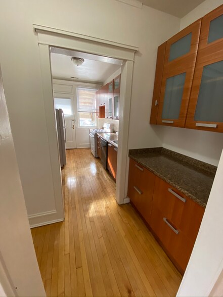 Building Photo - 1419 W Leland Ave