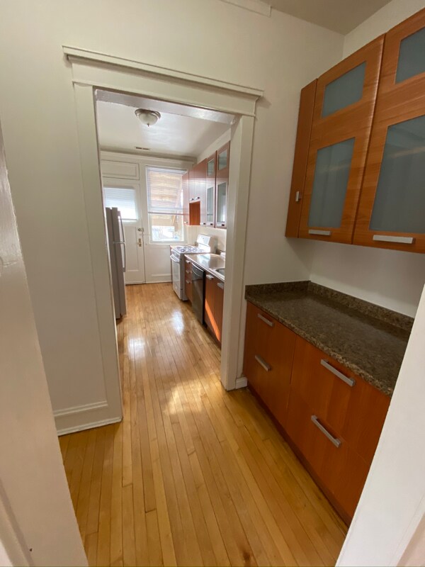 Building Photo - 1419 W Leland Ave