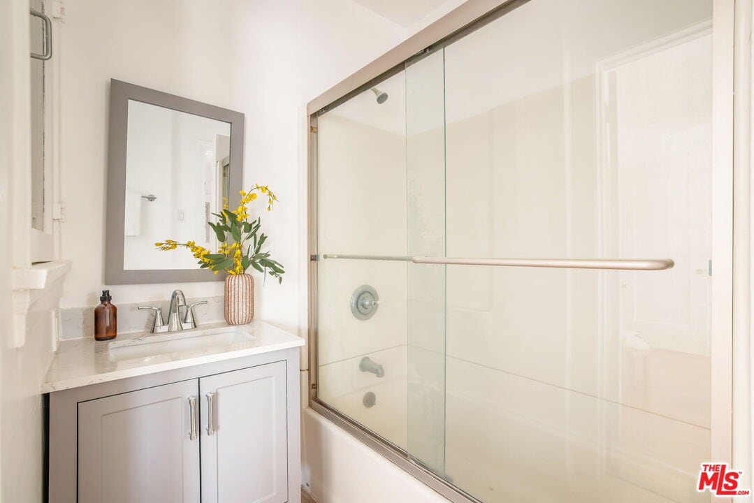 Bathroom - 842 S Sycamore Ave