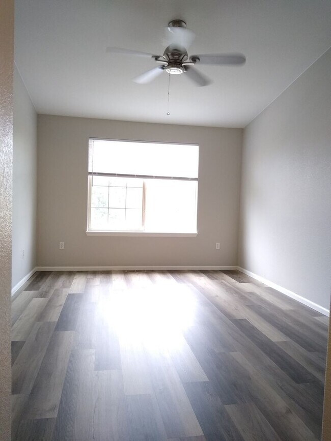 Building Photo - Beautifull Spacious 2 Bedroom 2 Bath Townh...