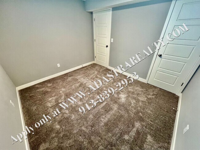 Building Photo - Beautiful Like New 4 Bed 4 Bath Home in Overland Park-Available NOW!!