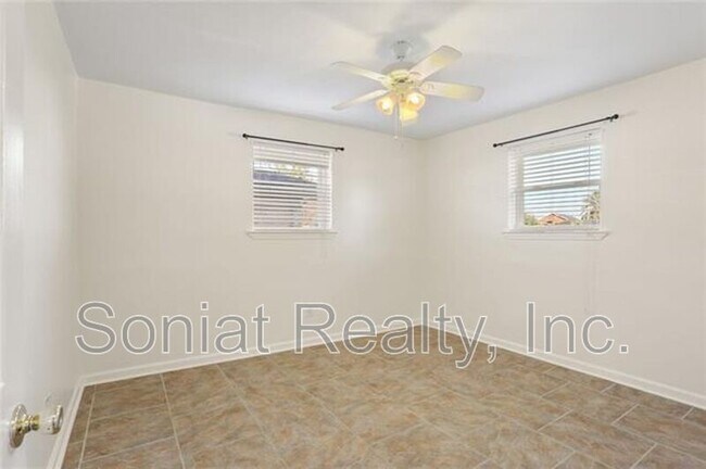 Building Photo - 4421 Lakewood Dr