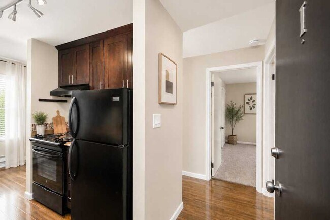 Building Photo - North Beacon Hill 1 Bedroom Apartment for Rent | Beacon Hill Light Rail Access, Balcony, Hardwood...