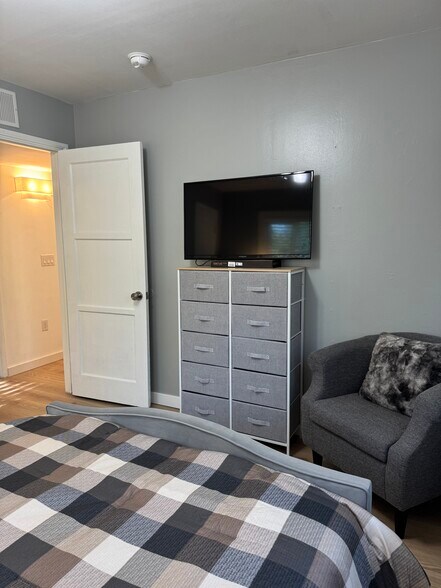 Building Photo - 820 Hope St