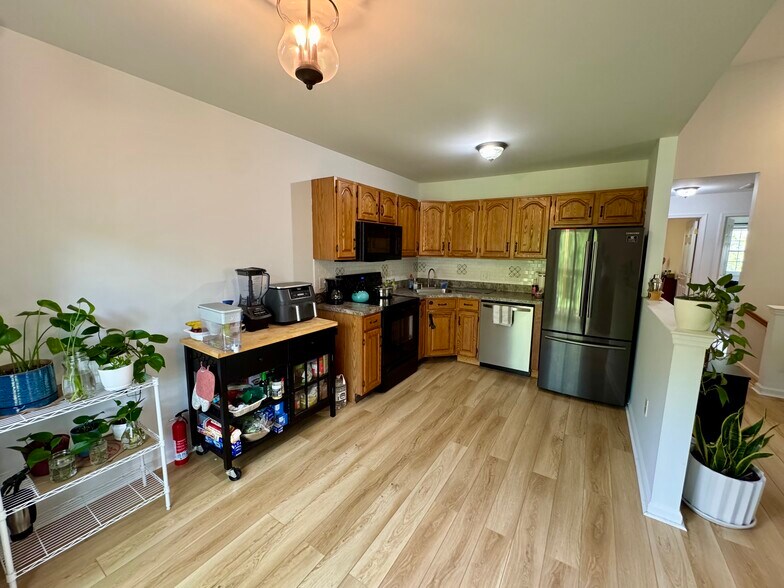 Building Photo - 602 Maplewood Ave