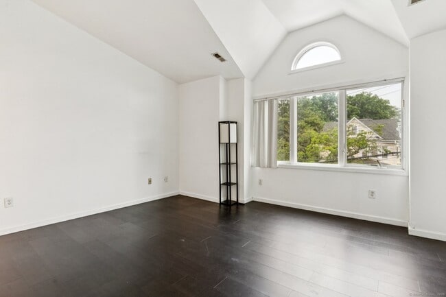 Building Photo - 16 Byington Pl