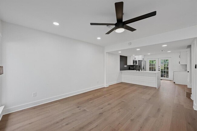 Building Photo - 6411 Chimney Creek Cir